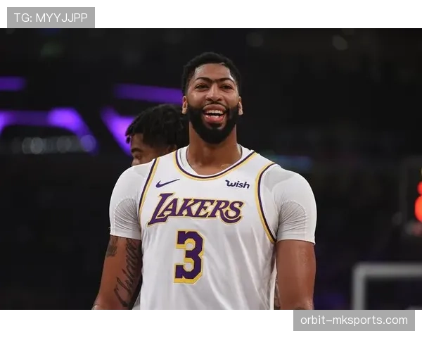 戴维斯边路精彩配合助攻，助球队逆转取胜表现获球迷热议