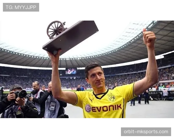 莱万多夫斯基传球视野成关键：精准策应助力球队创造更多进攻机会