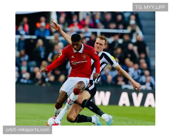 曼联防线失误频繁引发争议,防守稳定性面临考验 曼联防线失误频繁引发争议,防守稳定性面临考验